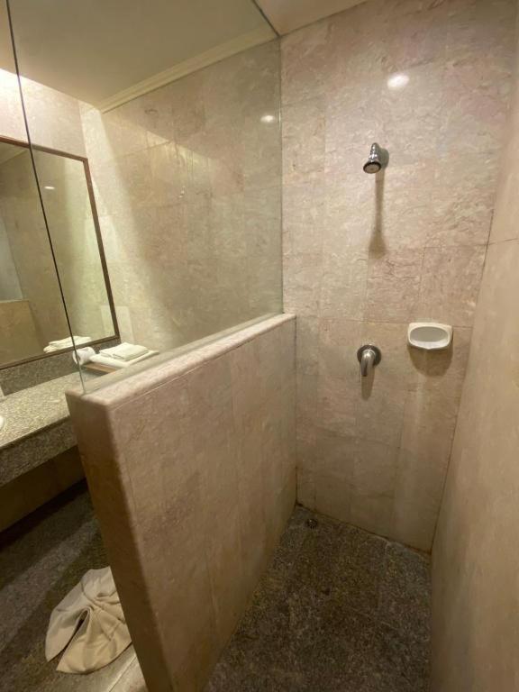 Sri U-Thong Grand Hotel Szuphanburi Kültér fotó