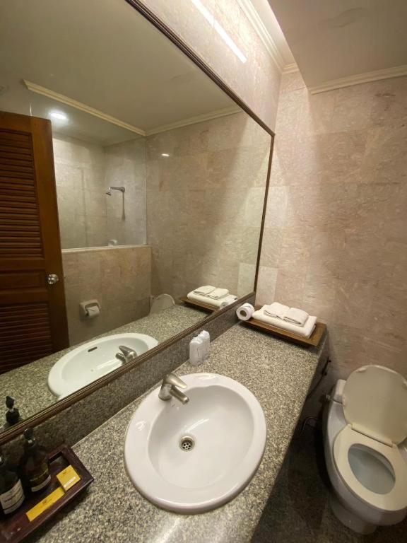 Sri U-Thong Grand Hotel Szuphanburi Kültér fotó